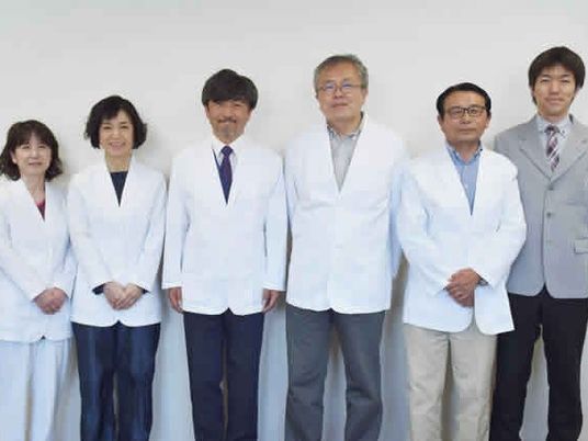 白衣の職員が並ぶ集合  