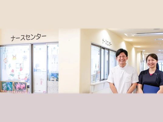 笑顔のスタッフが並ぶ廊下  