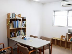 多目的室の机と本棚  