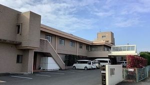 青空の下の駐車場