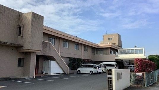 青空の下の駐車場