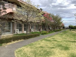 広い庭園がある外観