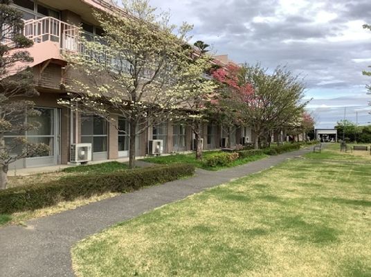 広い庭園がある外観