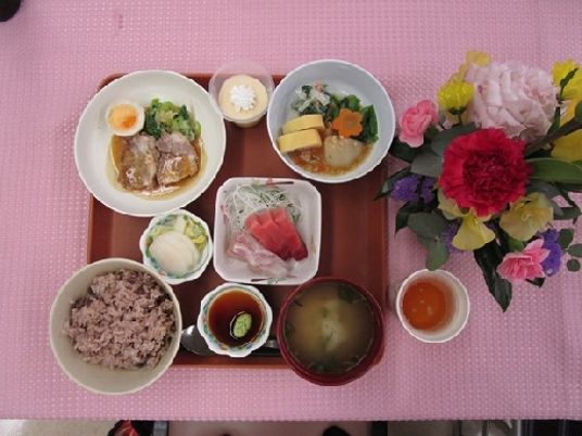 食事の献立と花