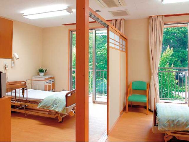 緑が望める居室 居室 広い窓から緑が見える、お部屋は明るく快適です。ベッドや家具が整然と配置されています。