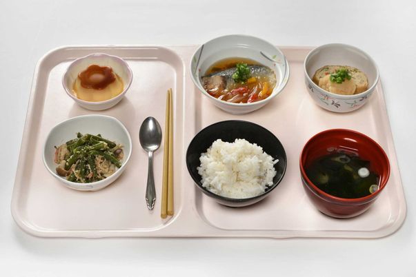 食事が並ぶトレー