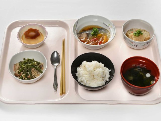 食事が並ぶトレー 食堂 栄養バランスの取れた食事を提供しています。丁寧に盛り付けられた温かい料理を楽しめます。