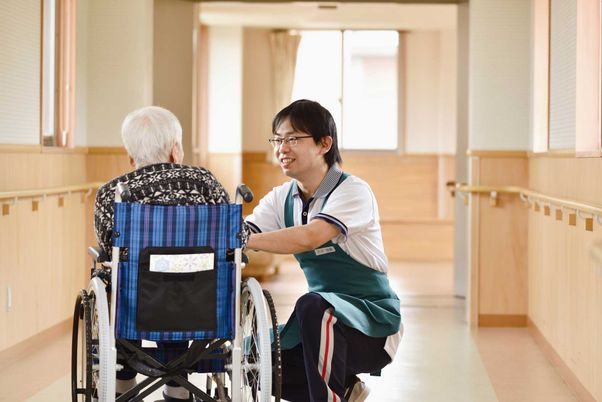 笑顔で会話する廊下