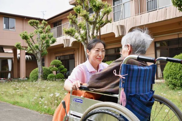 庭で交流する様子