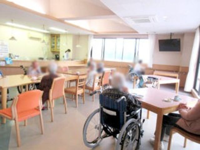 明るい食堂 食堂 自然光が差し込む広々とした空間で、車椅子の方も快適に過ごせる食堂です。