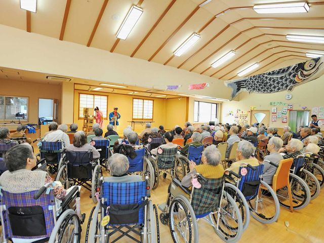 広々とした多目的室 多目的室 広い空間で大人数が集まり、一緒に楽しいひとときを過ごせます。明るい雰囲気です。
