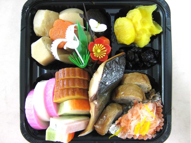 彩り豊かな料理 料理 色とりどりの食材がふんだんに盛り付けられた料理は、目でも楽しめる一品です。