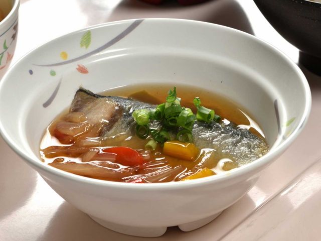 魚の料理 料理 色とりどりの野菜と魚が美味しそうに盛り付けられています。栄養バランスのとれた食事が楽しめます。