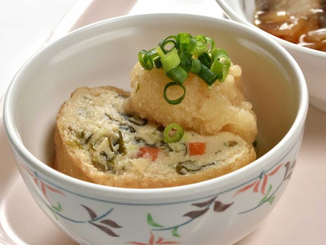 料理が盛られた器 料理 管理栄養士による工夫された食事メニューです。色とりどりの食材が彩りを添えています。