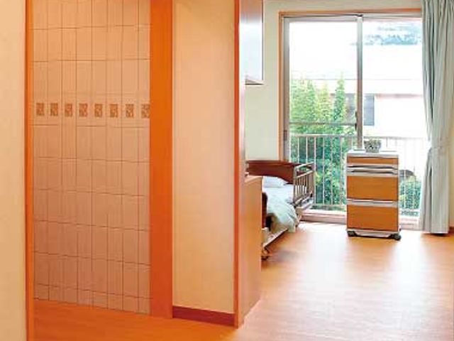 自然光が差し込む居室 居室 明るい自然光が差し込む居室です。広々とした空間で、快適に過ごせる環境が整っています。