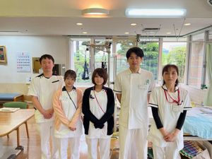 スタッフが並ぶ機能訓練室  