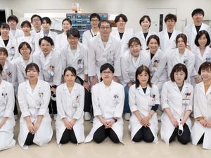 白衣の職員集合  