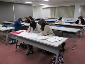 勉強する人がいる多目的室  