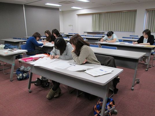 勉強する人がいる多目的室  