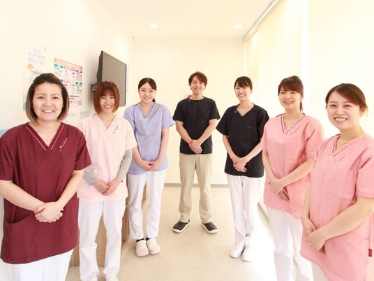 笑顔の職員が並ぶ廊下  