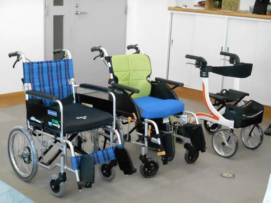 車椅子が並ぶ機能訓練室  
