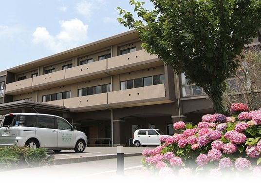 緑に囲まれた施設外観  