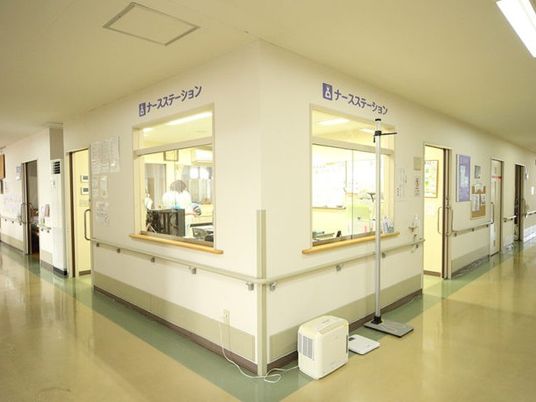 ナースステーション前の廊下  