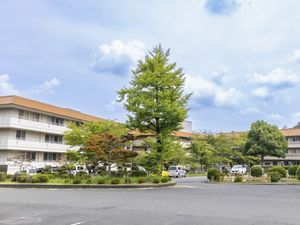 緑のある施設外観  
