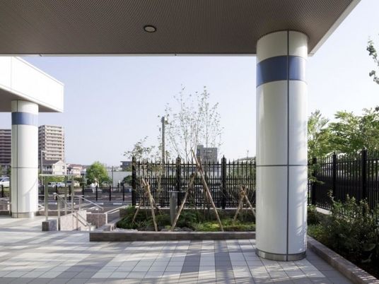 建物前の屋根付き外構  