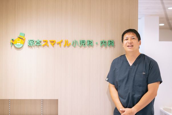 笑顔のスタッフが立つフロント