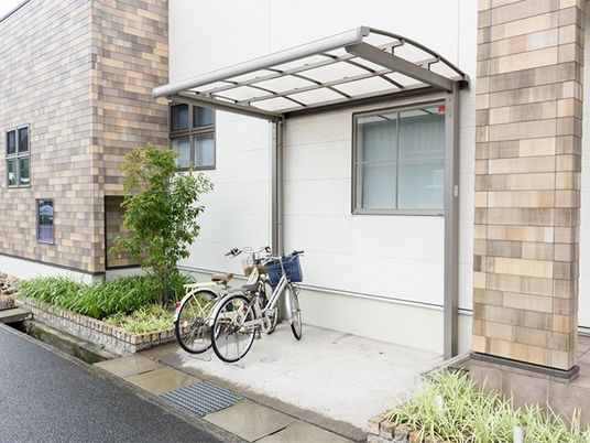 自転車置き場のある外観  