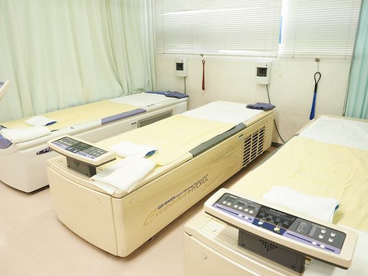 機能訓練用ベッドが並ぶ室内  