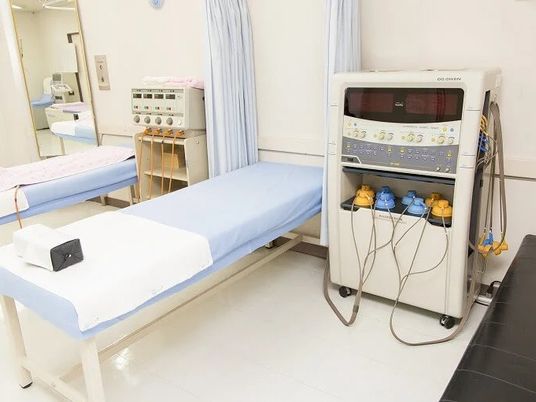 機能訓練室のベッドと機器  