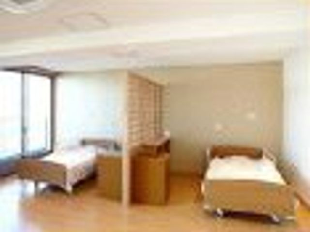 広々とした居室 居室 広々とした居室は、自然光が差し込み、明るく快適な環境です。プライバシーにも配慮されています。