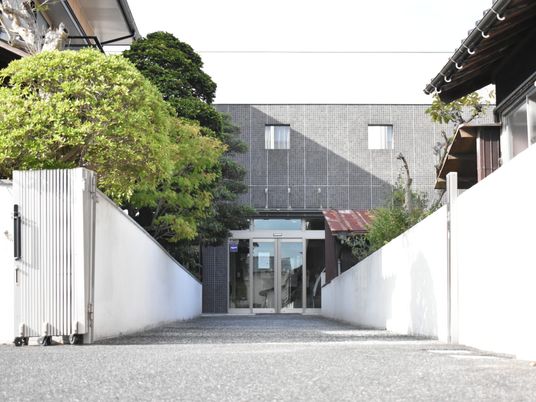 緑に囲まれた入口外観  