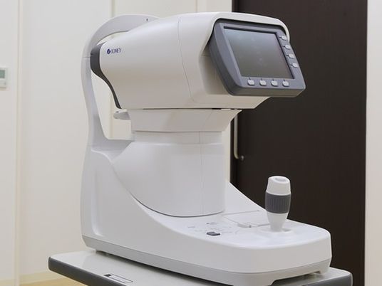 視力検査機器のある廊下  