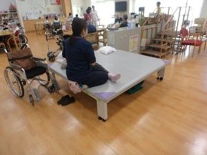 トレーニング台のある室内