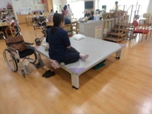トレーニング台のある室内