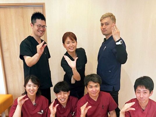 職員が並ぶ室内  