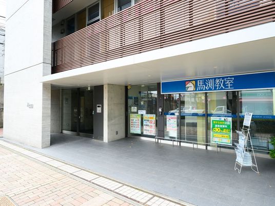 教室前の建物外観  