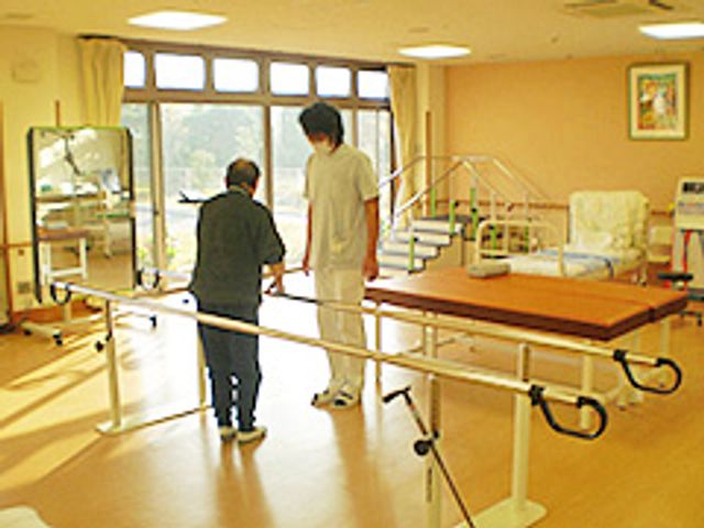 訓練用具のある室内 機能訓練室 日差しが差し込む明るいリハビリ室です。利用者が安心して訓練に集中できます。