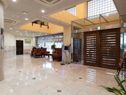 エントランスの明るいロビー