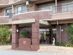 エントランスの風格ある外観