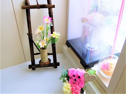 飾り花のある窓辺  