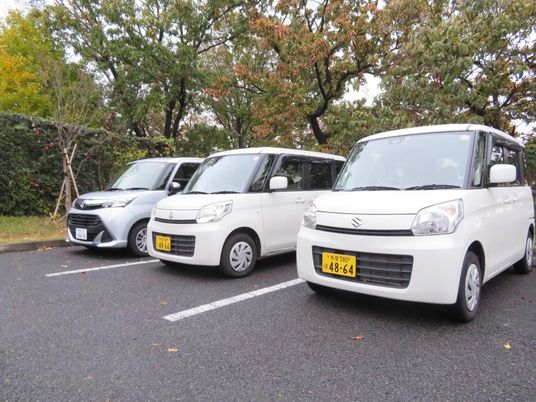 送迎車が並ぶ駐車場  