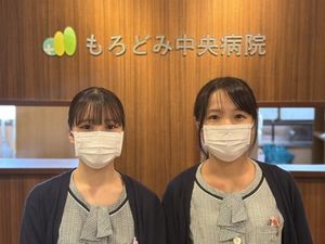 スタッフが立つ受付前  