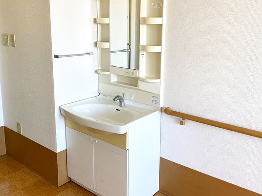 洗面台のある廊下  