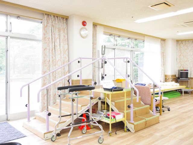 明るい機能訓練室 機能訓練室 自然光がたっぷり入る場所で、快適にリハビリ業務を行えます。手すり付きの設備が整っています。