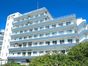 白い建物の外観  