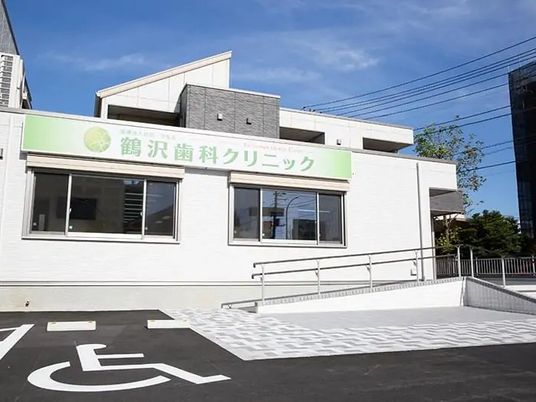 明るい外観の建物  